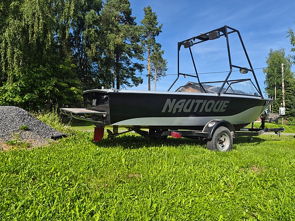 Nautique v8 2 of 7