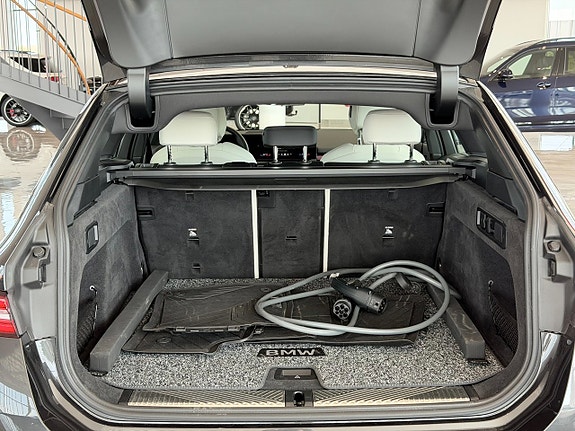 BMW i5 12 of 23