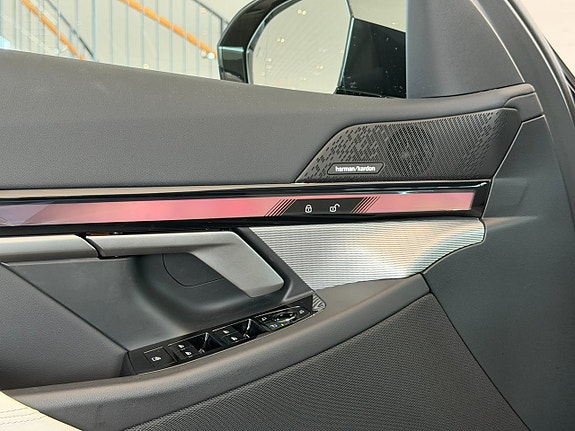 BMW i5 8 of 23