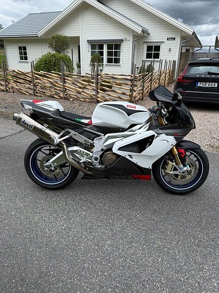 Aprilia RSV 1000 factory 2 of 7