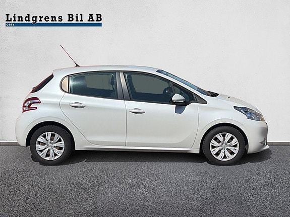 Peugeot 208 2 of 5