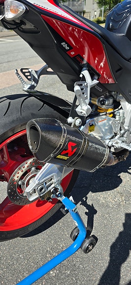 Aprilia Tuono V4 Factory 3 of 5
