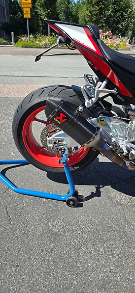 Aprilia Tuono V4 Factory 4 of 5