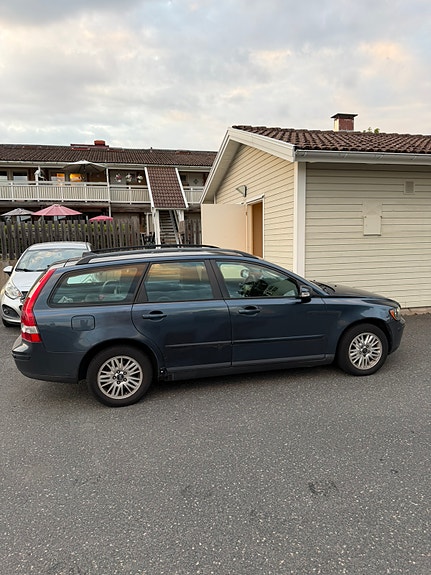 Volvo V50 2 of 5