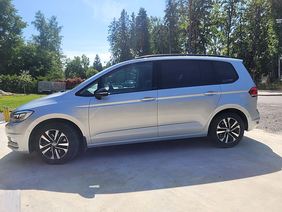 Volkswagen Touran 2 of 5