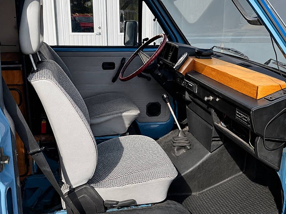 Volkswagen Caravelle 10 of 16
