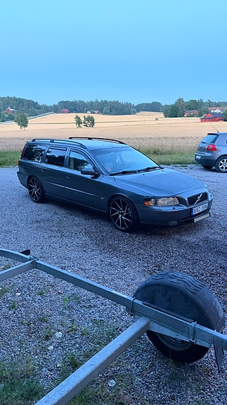 Volvo V70 2 of 6