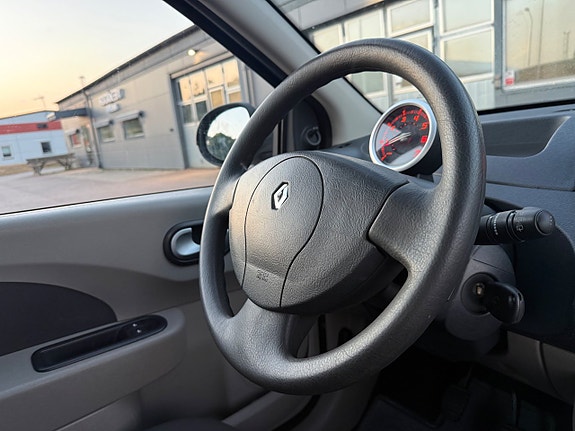 Renault Twingo 18 of 29