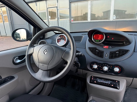 Renault Twingo 17 of 29