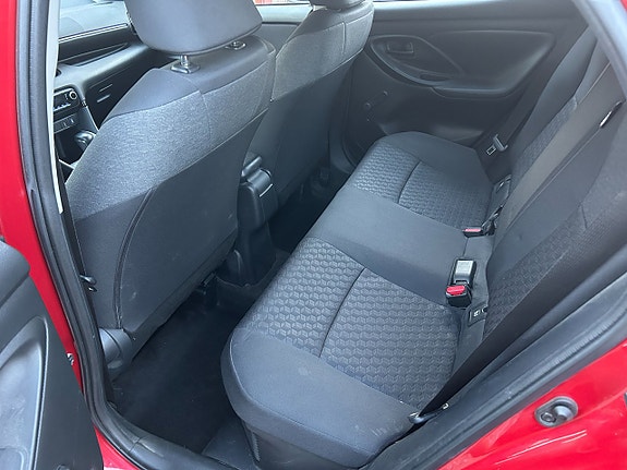 Toyota Yaris 8 of 12
