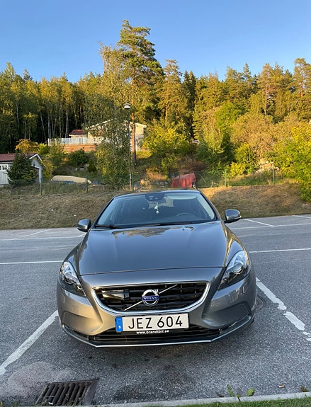 Volvo V40 2 of 8