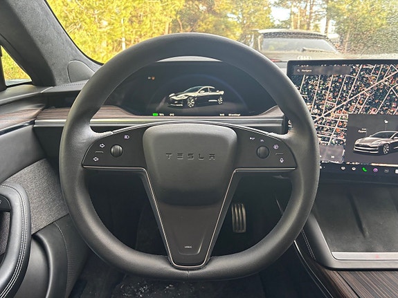 Tesla Model S 4 of 5