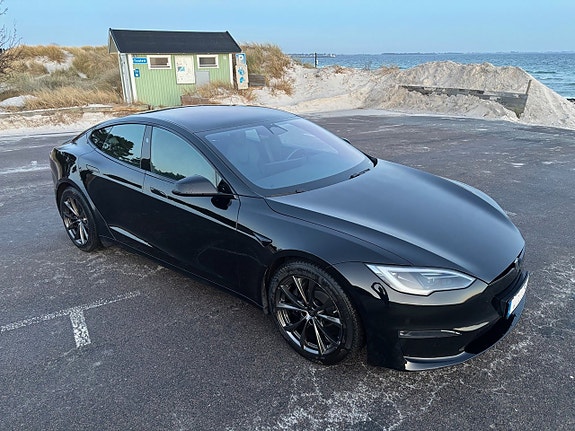 Tesla Model S 2 of 5
