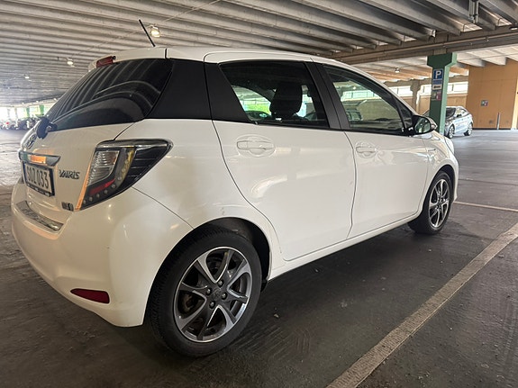 Toyota Yaris 2 of 17