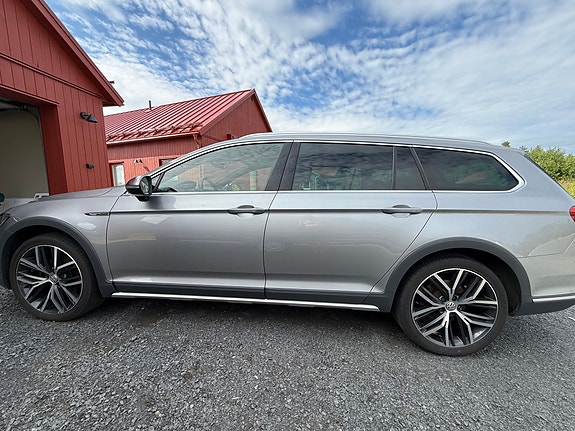Volkswagen Passat Alltrack 3 of 5