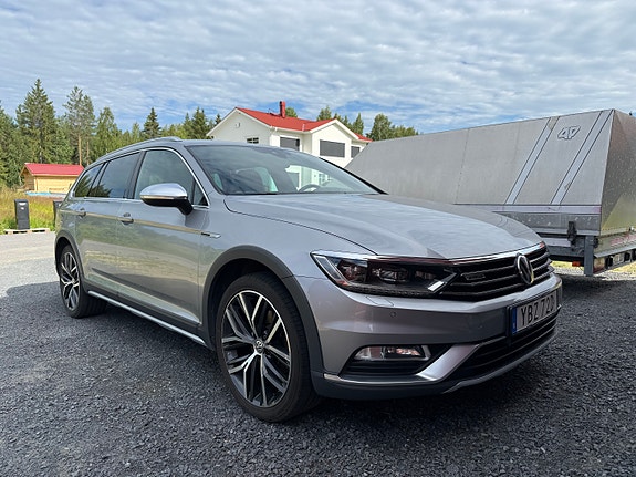 Volkswagen Passat Alltrack 2 of 5