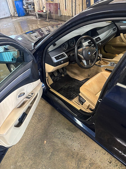 BMW 520d 3 of 5