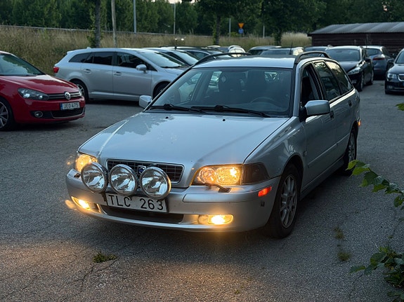 Volvo V40 2 of 5