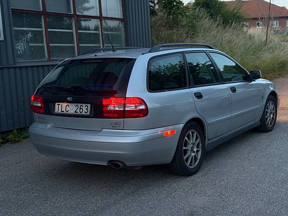 Volvo V40 4 of 5