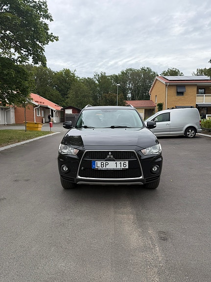 Mitsubishi Outlander 2 of 9