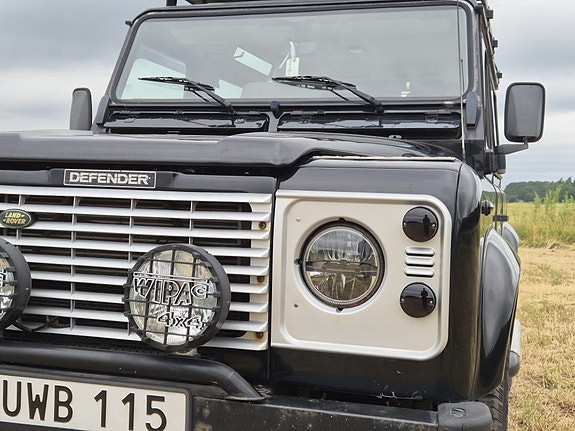 Land Rover Defender 90 7 of 18