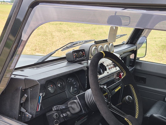 Land Rover Defender 90 8 of 18