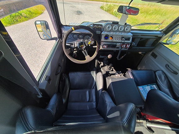 Land Rover Defender 90 18 of 18