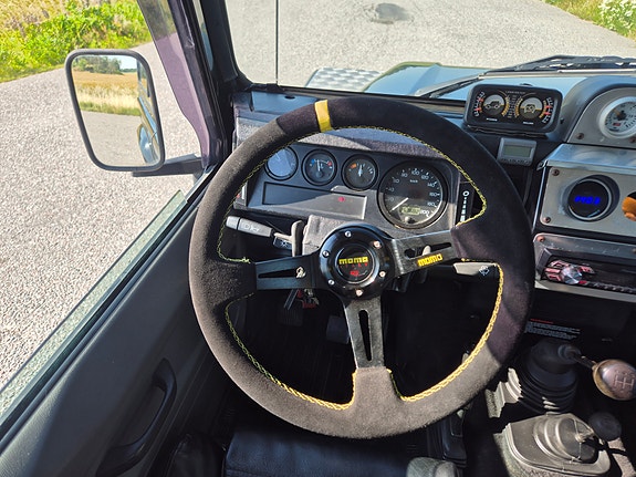 Land Rover Defender 90 14 of 18