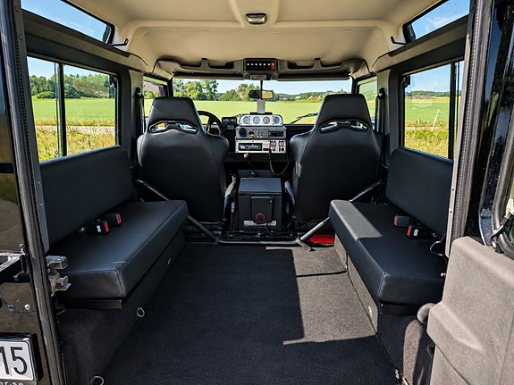 Land Rover Defender 90 3 of 18
