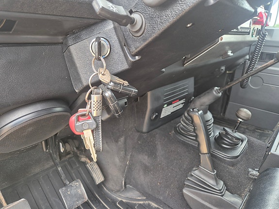Land Rover Defender 90 9 of 18