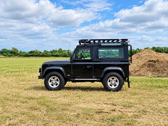 Land Rover Defender 90 2 of 18