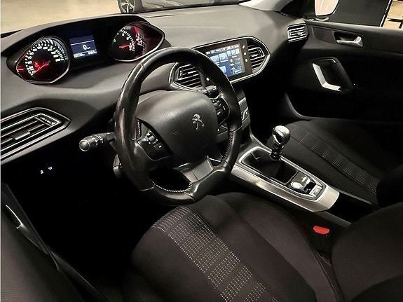 Peugeot 308 8 of 26