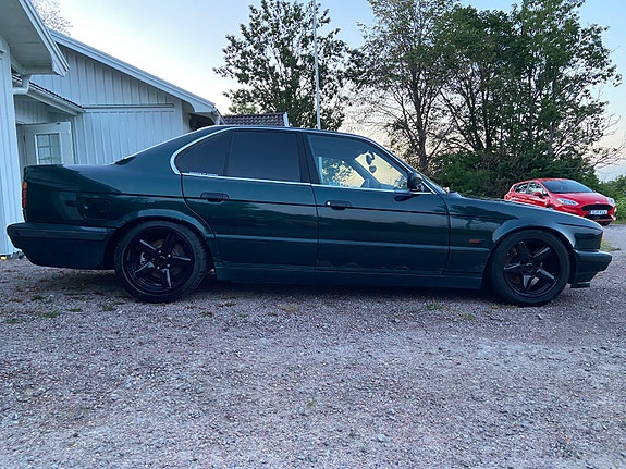 BMW 520i 4 of 5
