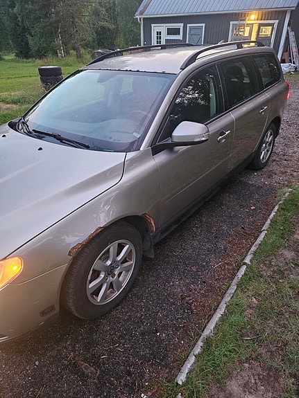 Volvo V70 3 of 4