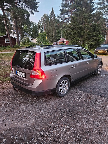 Volvo V70 2 of 4
