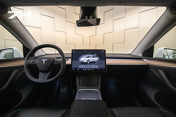 Tesla Model Y 12 of 18