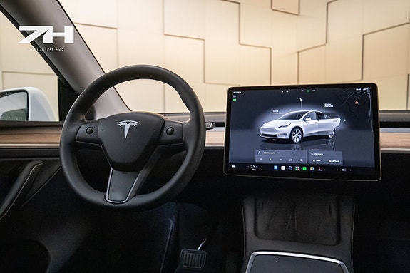 Tesla Model Y 11 of 18
