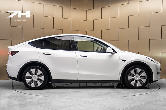 Tesla Model Y 6 of 18