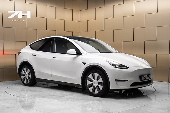 Tesla Model Y 7 of 18