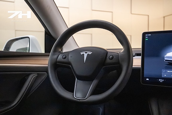 Tesla Model Y 10 of 18