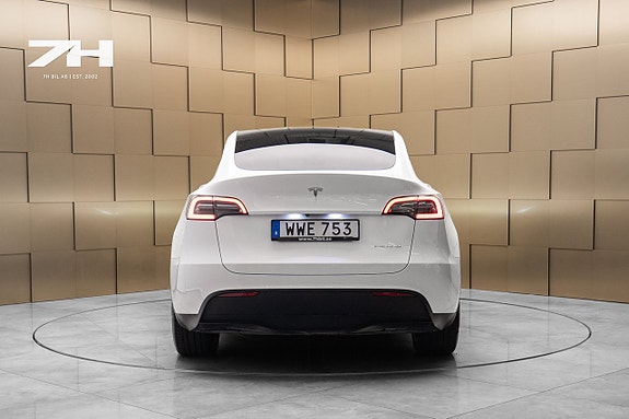 Tesla Model Y 4 of 5