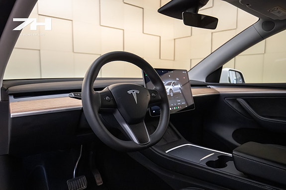 Tesla Model Y 9 of 18