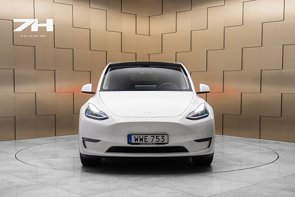 Tesla Model Y 8 of 18