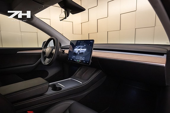Tesla Model Y 13 of 18