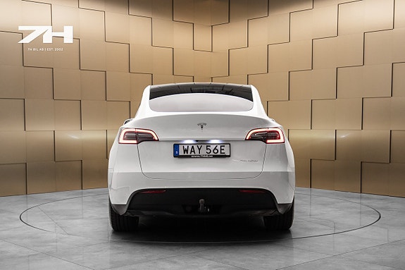Tesla Model Y 4 of 5