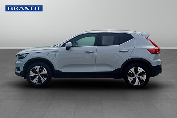 Volvo XC40 3 of 5