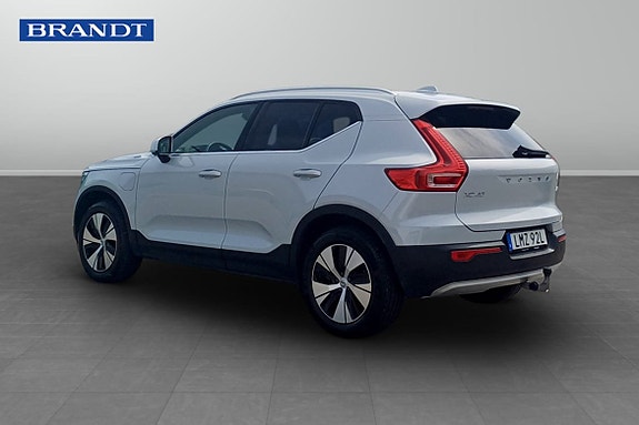 Volvo XC40 2 of 5