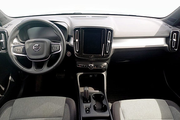 Volvo XC40 4 of 5
