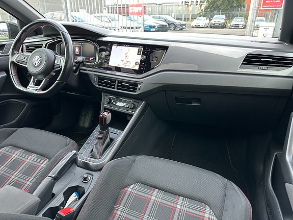 Volkswagen Polo 16 of 24