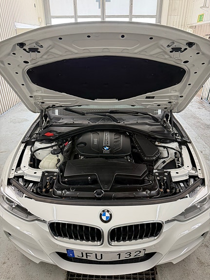 BMW 320d 4 of 5